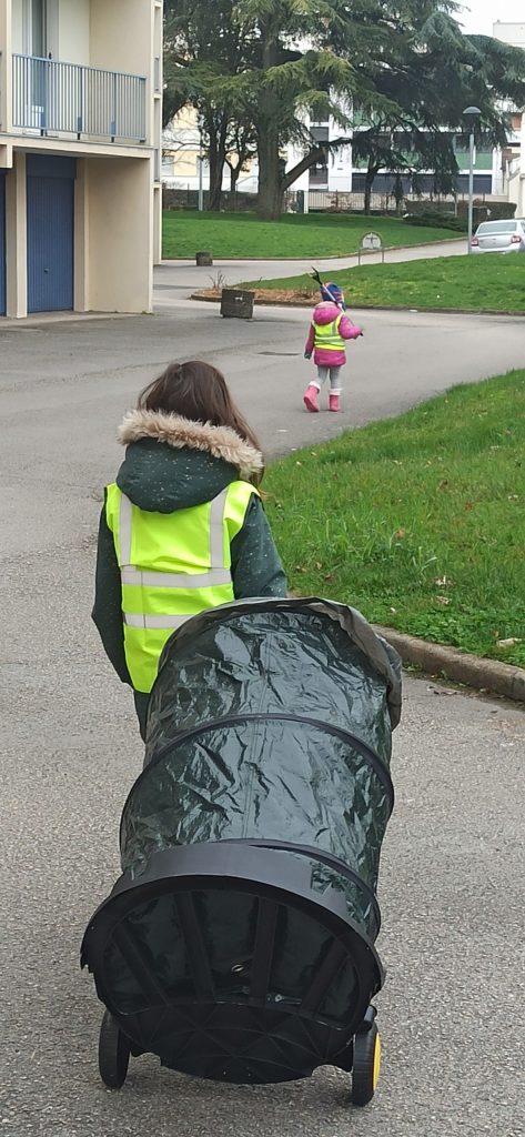 deux enfants font un ramassage de déchets à Dijon