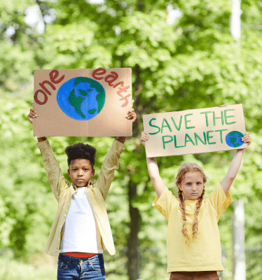 trois enfants portent des pancartes pour qu'on agisse pour la planète