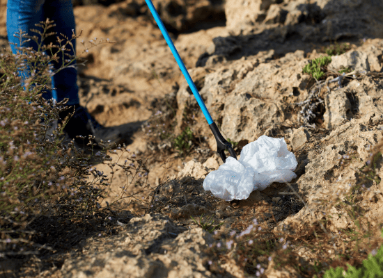 ramassage déchets avec un pas pour la planète